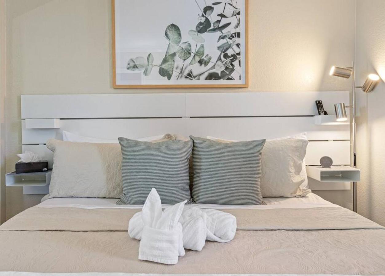Apartment Stunning Bay Views From Your Private Balcony *