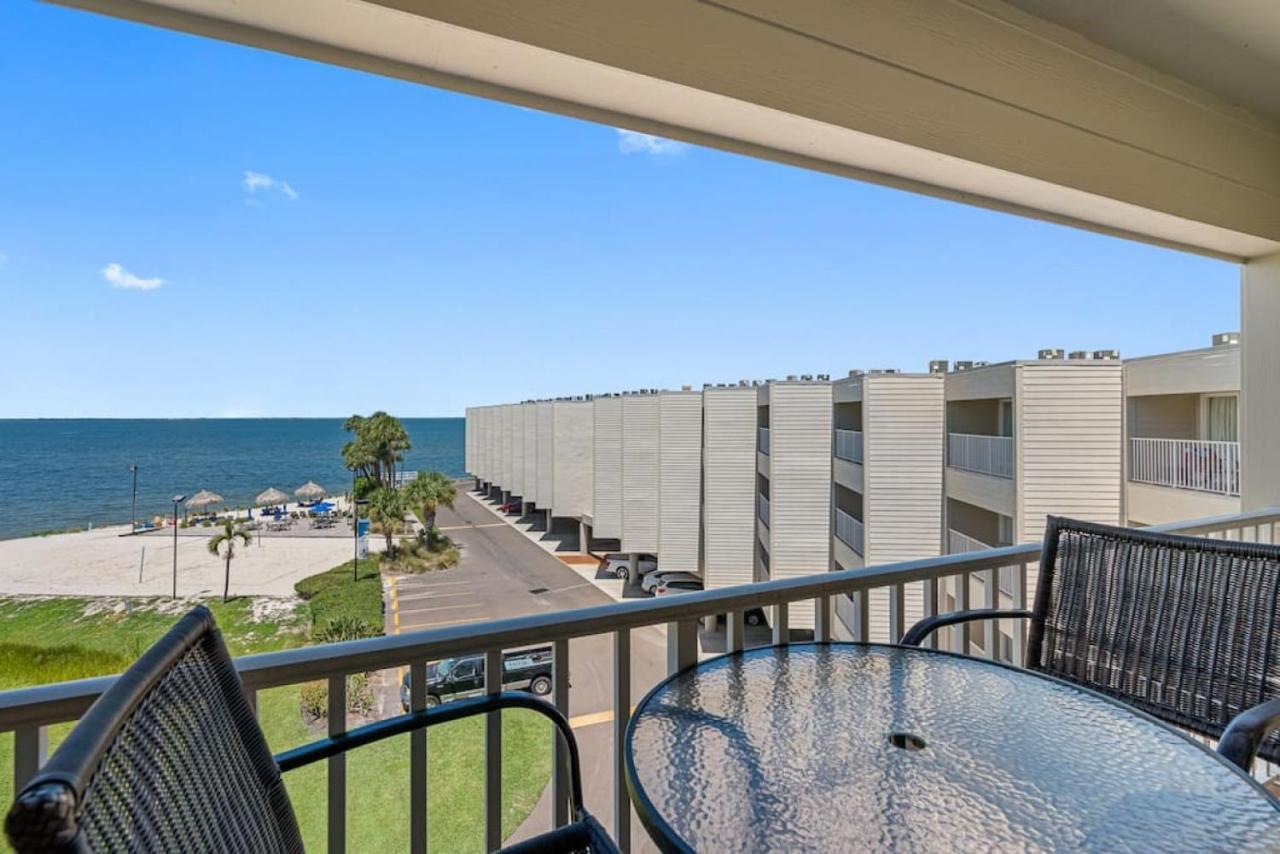 Stunning Bay Views From Your Private Balcony Apartment *