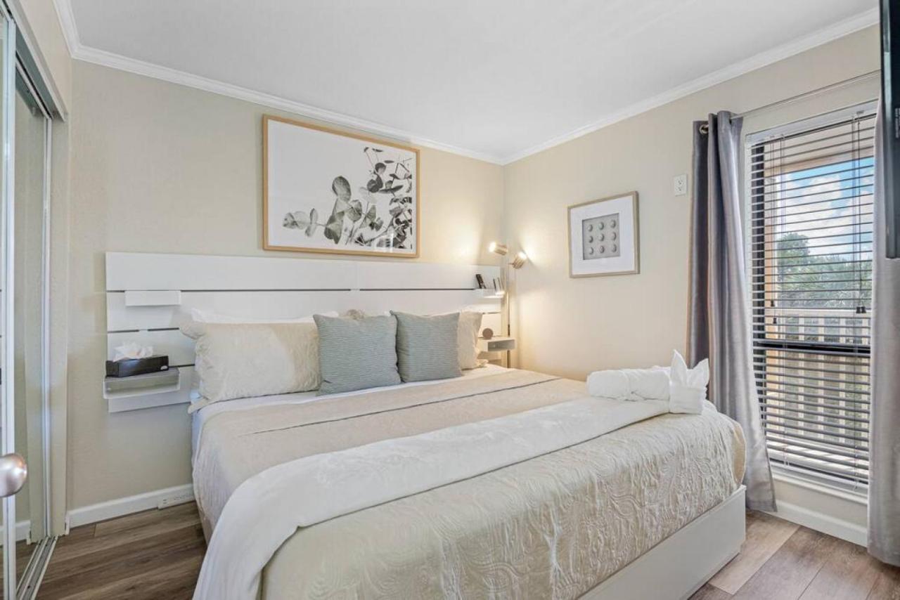 Stunning Bay Views From Your Private Balcony Apartment *