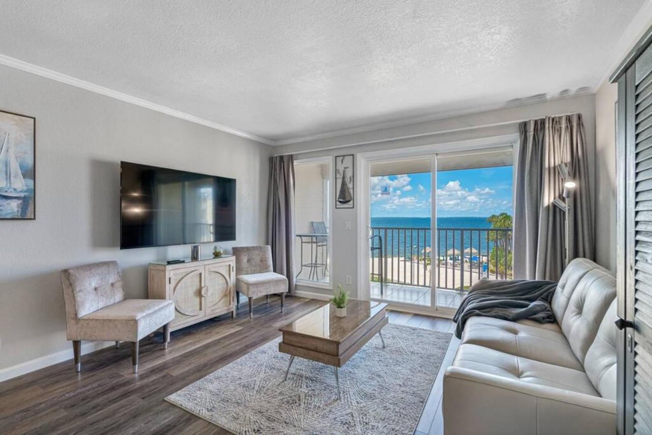 Stunning Bay Views From Your Private Balcony Apartment *