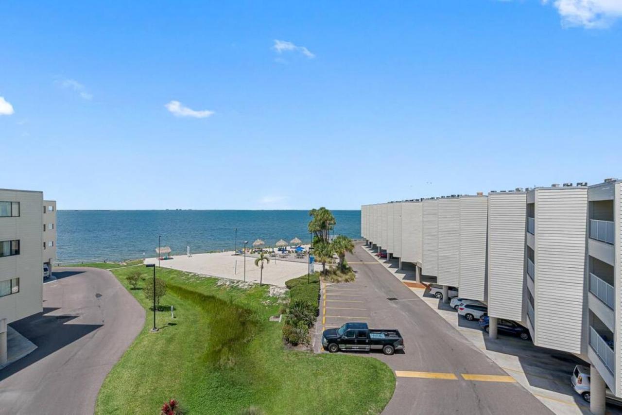 Stunning Bay Views From Your Private Balcony Apartment *